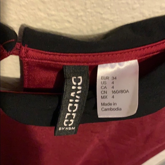 Burgundy dress with black collar - Picture 3 of 4